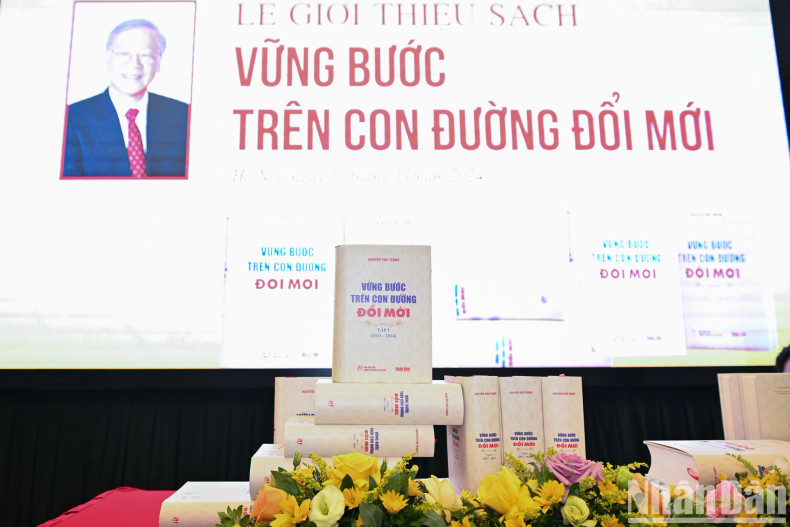 越共中央总书记阮富仲在革新道路上稳步前进》丛书第三卷和第四卷首发仪式。 越共中央总书记阮富仲在革新道路上稳步前进》丛书第三卷和第四卷首发仪式。