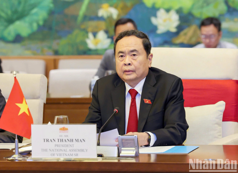 越南国会主席陈青敏会见保加利亚总统鲁门·拉德夫时发表讲话。