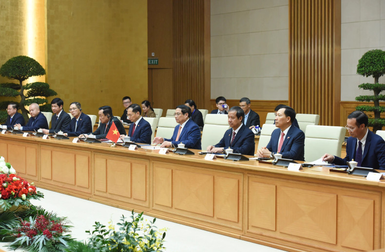 越南政府总理范明正和越南政府成员会见保加利亚总统鲁门·拉德夫。 越南政府总理范明正和越南政府成员会见保加利亚总统鲁门·拉德夫。