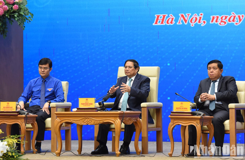 政府总理范明正表示,青年必须成为先锋力量,举起先锋旗帜,自愿带头,掌握数字化转型趋势,发展越南早日成为数字国家。 政府总理范明正表示,青年必须成为先锋力量,举起先锋旗帜,自愿带头,掌握数字化转型趋势,发展越南早日成为数字国家。