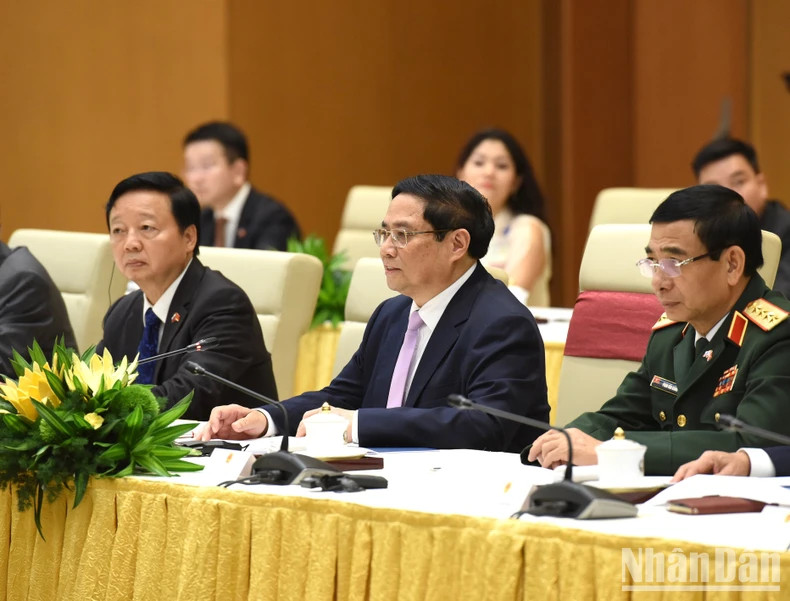 政府总理范明正在会见时发表讲话。 政府总理范明正在会见时发表讲话。
