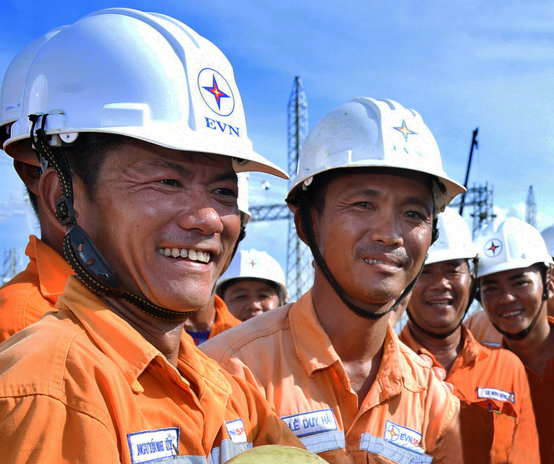 工人们渡过了 “不眠不休” 的250个昼夜，克服重重困难和挑战，创造了新时代的奇迹。