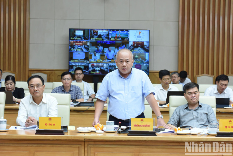 计划与投资部代表在会上发表讲话。