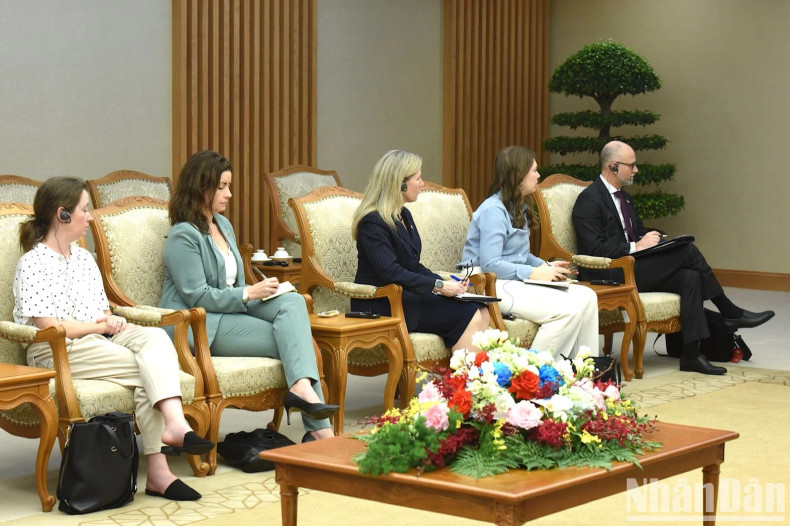 陪同加拿大出口促进、国际贸易和经济发展部部长玛丽·吴的代表团一行。