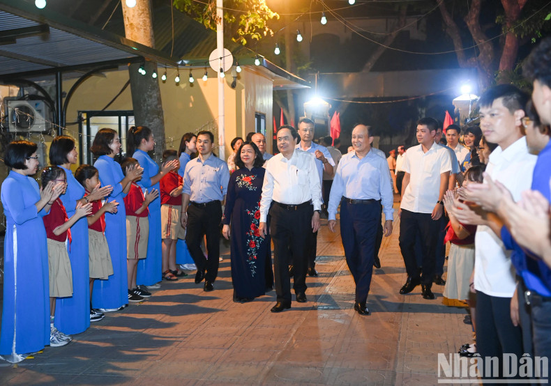 国会主席陈青敏出席河内市巴亭郡馆圣坊全民族大团结日活动。 国会主席陈青敏出席河内市巴亭郡馆圣坊全民族大团结日活动。