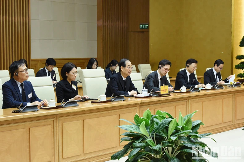 韩国国务总理韩德洙一行参加会见。