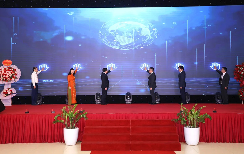 越共中央委员、越南《人民报》社总编辑、中央宣教部副部长、越南新闻工作者协会主席黎国明 同河江省领导按钮开通英文版《河江报网》。