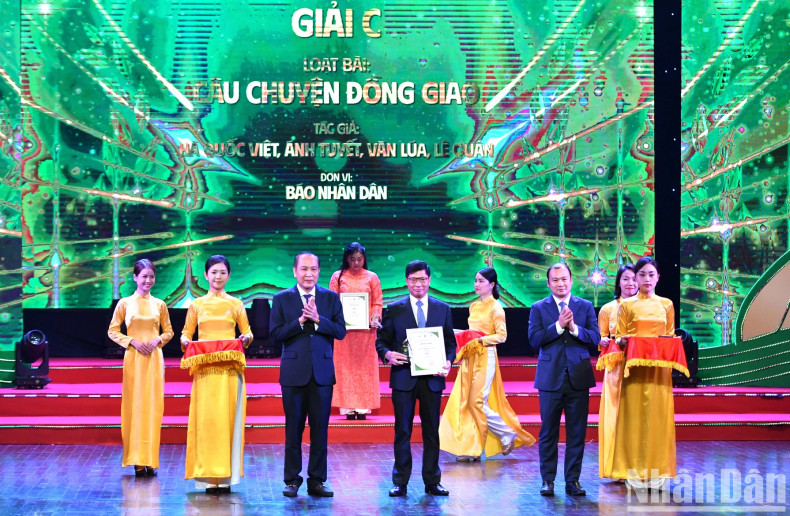 向《人民报》社代表颁发三等奖。 向《人民报》社代表颁发三等奖。