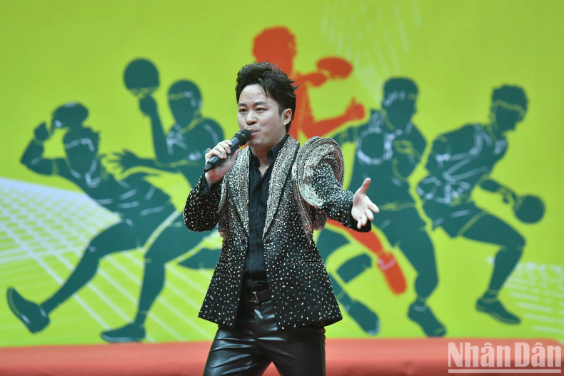 男歌手松阳在开幕式上表演三首歌曲。 男歌手松阳在开幕式上表演三首歌曲。