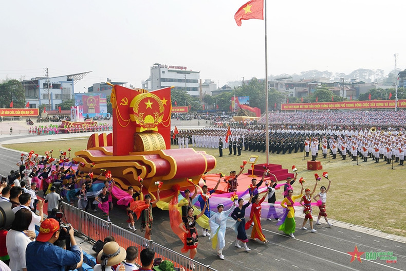 奠边府大捷70周年纪念大会总彩排在奠边省举行。（图片来源：人民军队报）