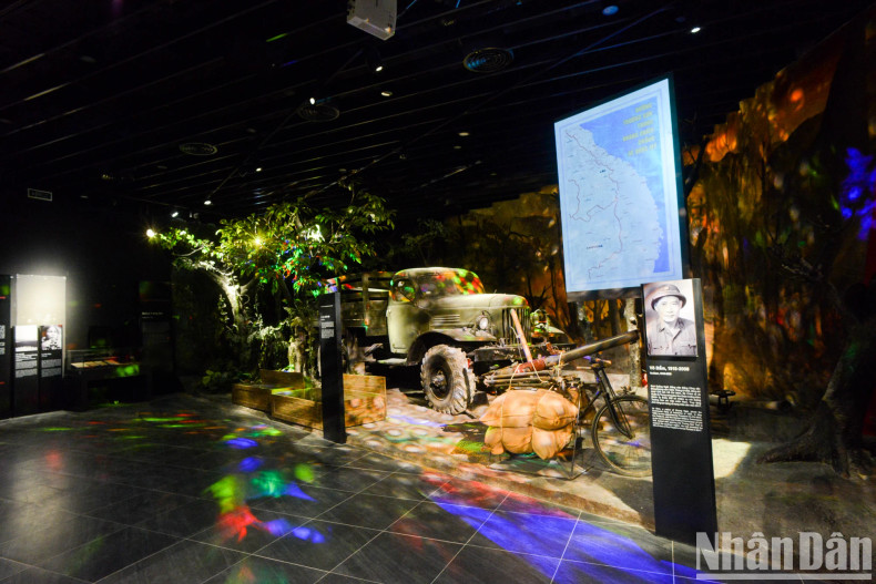 博物馆应用了许多新的展示方式,结合3D投影技术;信息查询屏幕设备、自动语音导览解说和文物信息二维码查询等。这给游客带来全新的体验。 博物馆应用了许多新的展示方式,结合3D投影技术;信息查询屏幕设备、自动语音导览解说和文物信息二维码查询等。这给游客带来全新的体验。