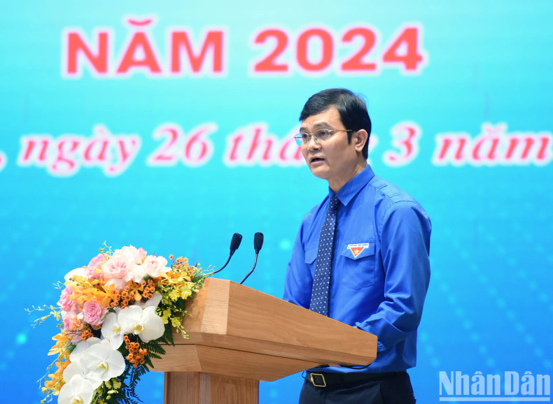 胡志明共青团中央书记处第一书记裴光辉致开幕词。 胡志明共青团中央书记处第一书记裴光辉致开幕词。