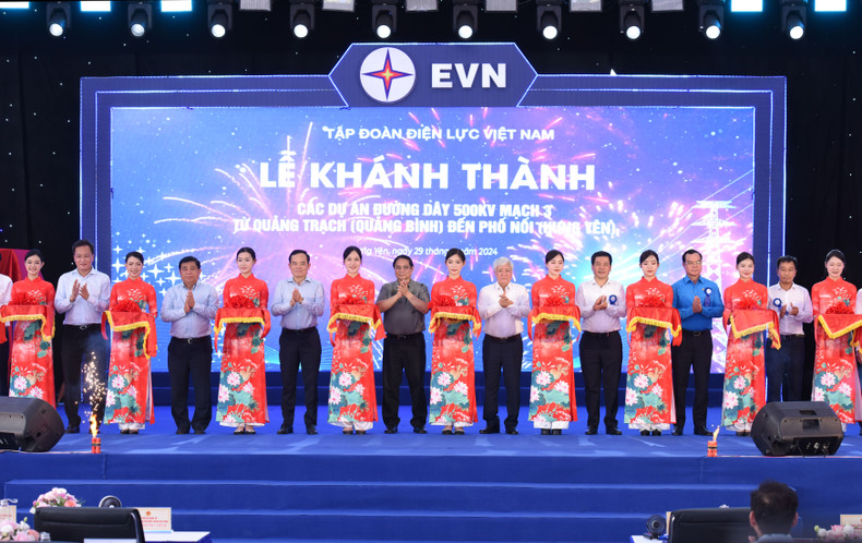 政府总理范明正和各位代表参加广平省广泽至兴安省浦诺500千伏三回输电线路项目竣工剪彩仪式。