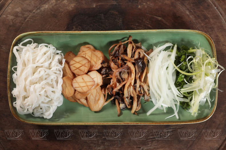 米粉、洋葱和蘑菇等配料都是预先煮熟的。（图片来源：越南画报）