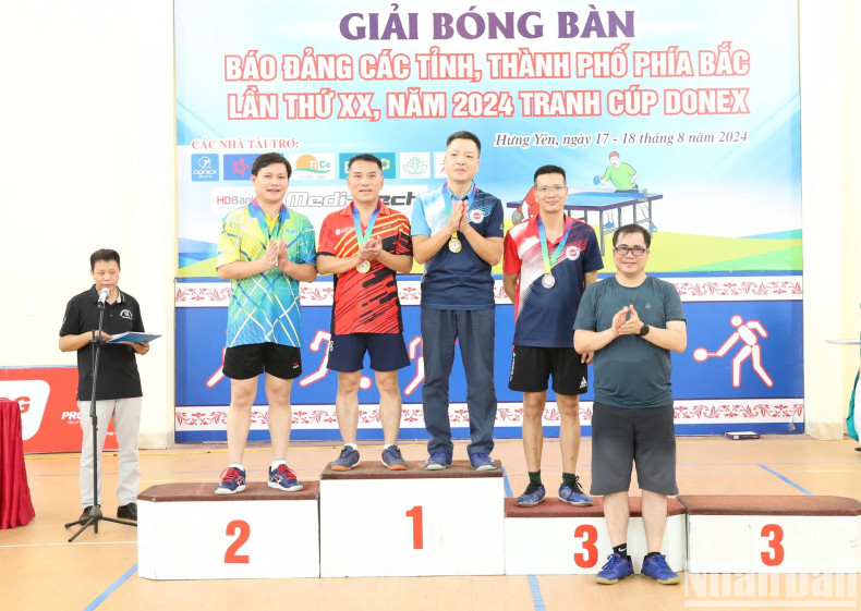 《人民报》社记者潘辉胜、《新河内报》社记者邓玉海获得45岁以上男子双打第一名。 《人民报》社记者潘辉胜、《新河内报》社记者邓玉海获得45岁以上男子双打第一名。