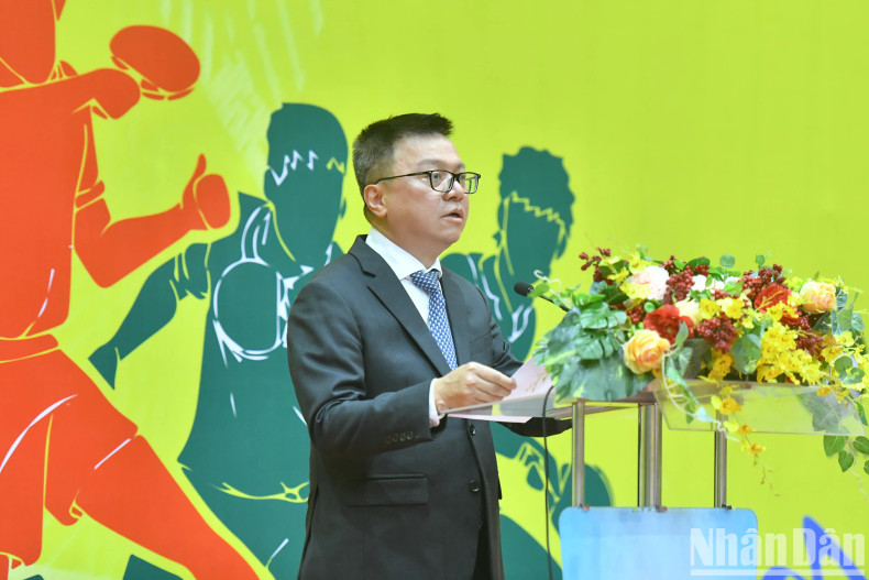 越共中央委员、越南《人民报》社总编辑、中央宣教部副部长、越南新闻工作者协会主席、2024年“越南油气杯”第42届《人民报》全国乒乓球锦标赛指导委员会主任黎国明在开赛仪式上发表讲话。 越共中央委员、越南《人民报》社总编辑、中央宣教部副部长、越南新闻工作者协会主席、2024年“越南油气杯”第42届《人民报》全国乒乓球锦标赛指导委员会主任黎国明在开赛仪式上发表讲话。