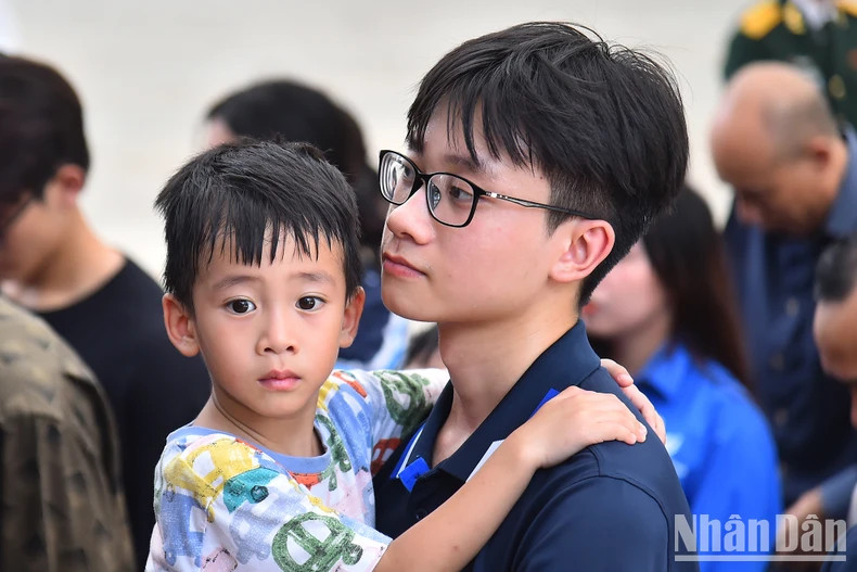 很多儿童也来到国家殡仪馆吊唁越共中央总书记逝世。