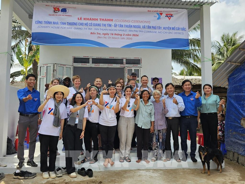 美国志愿者在槟椥省开展公益活动。（图片来源：越通社）