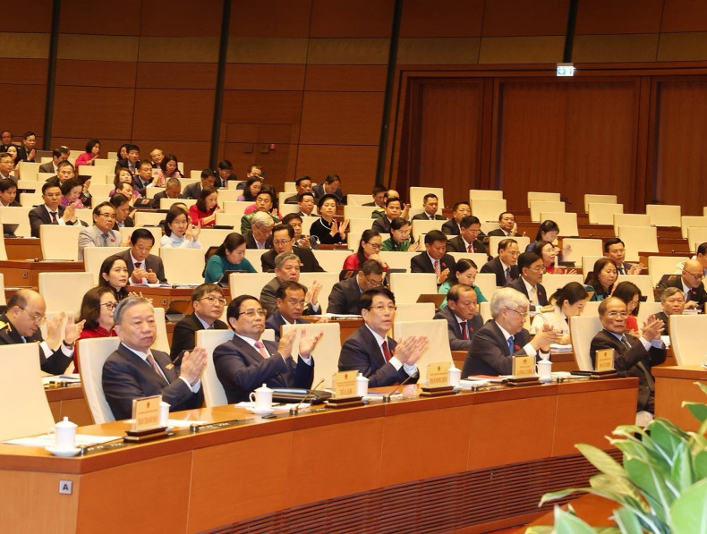 越共中央总书记、国家主席苏林，党和国家领导、前领导出席越南第十五届国会第八次会议。（图片来源：越通社）