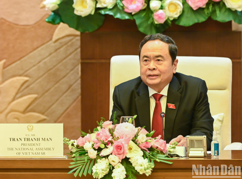 国会主席陈青敏在会上发表讲话。