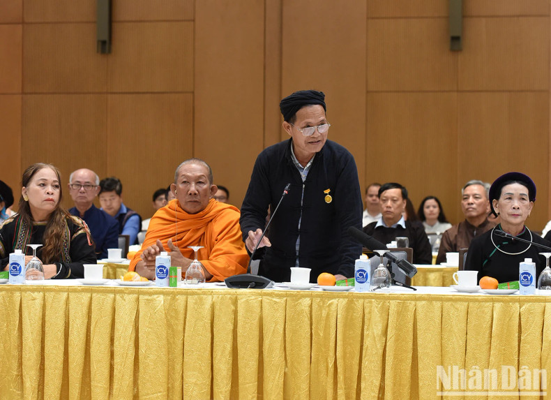 与会代表发表讲话。 与会代表发表讲话。