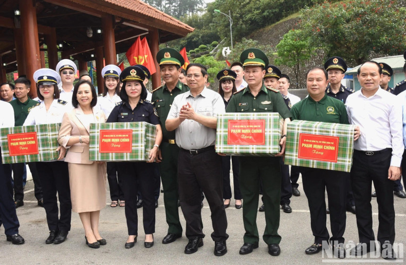 政府总理范明正走访慰问在友谊国际口岸执行任务的工作人员并向其赠送礼品。 政府总理范明正走访慰问在友谊国际口岸执行任务的工作人员并向其赠送礼品。