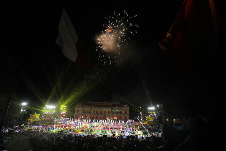开幕仪式上的绚丽烟花。 开幕仪式上的绚丽烟花。