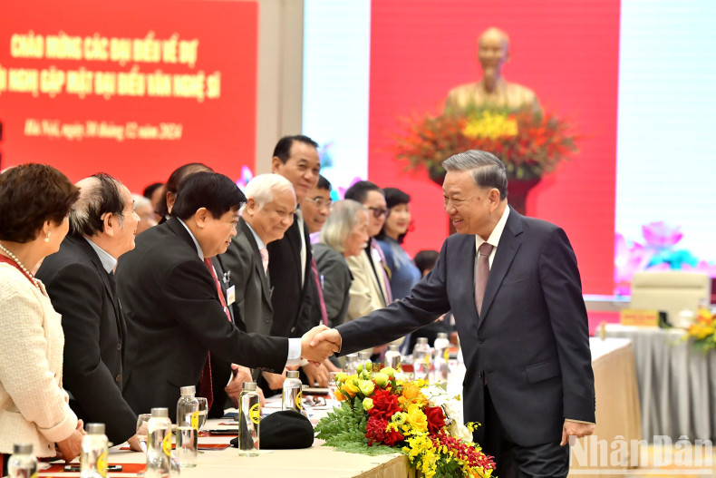 苏林总书记和与会代表。 苏林总书记和与会代表。