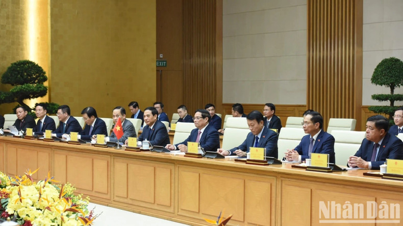 越南政府总理范明正和越南政府成员参加会谈。