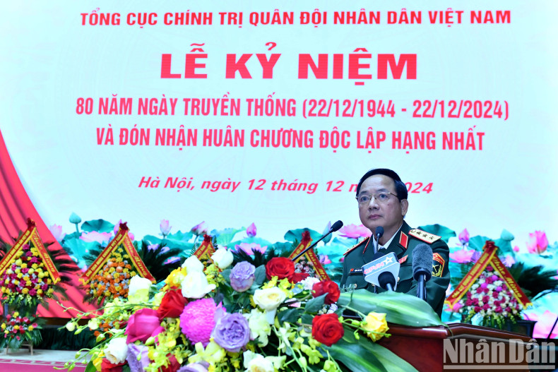 越共中央书记处书记、中央军委常委、越南人民军总政治局主任郑文决上将发表讲话。