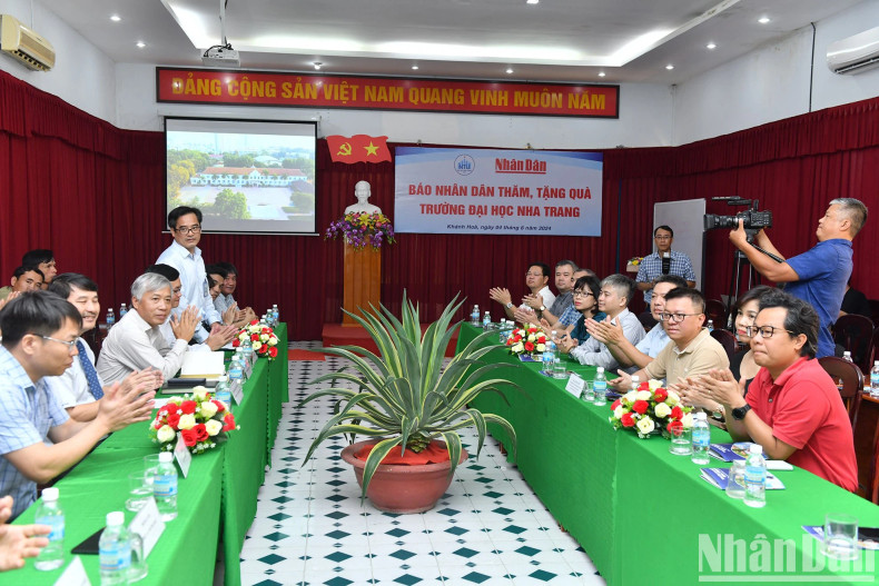 《人民报》社代表团造访芽庄大学并向其赠送礼物。