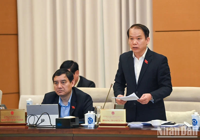 国会法律委员会主任黄青松在会上作报告。