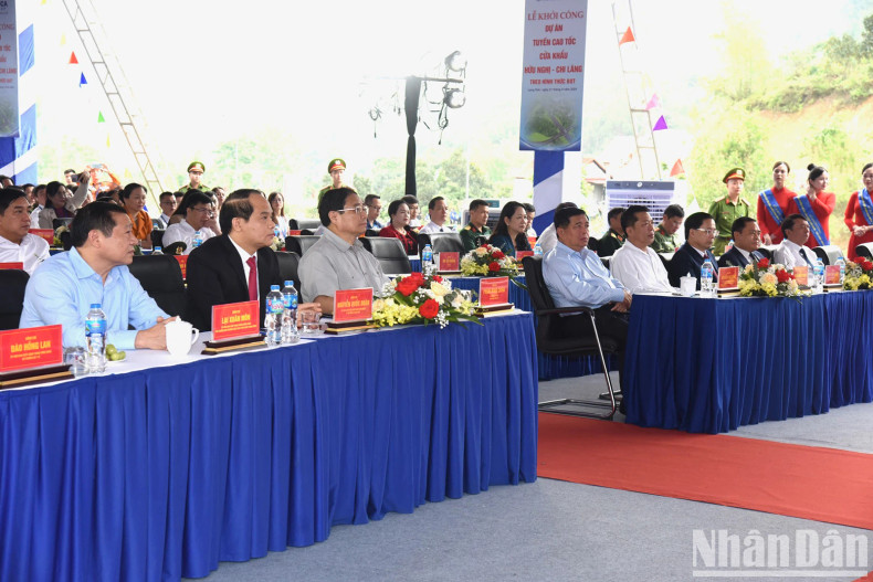 范明正总理和各位代表出席开工仪式。