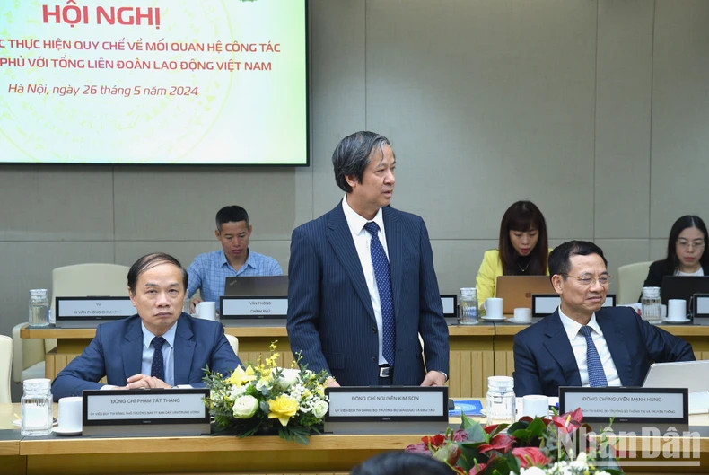 教育与培训部部长阮金山在会上发表讲话。 教育与培训部部长阮金山在会上发表讲话。