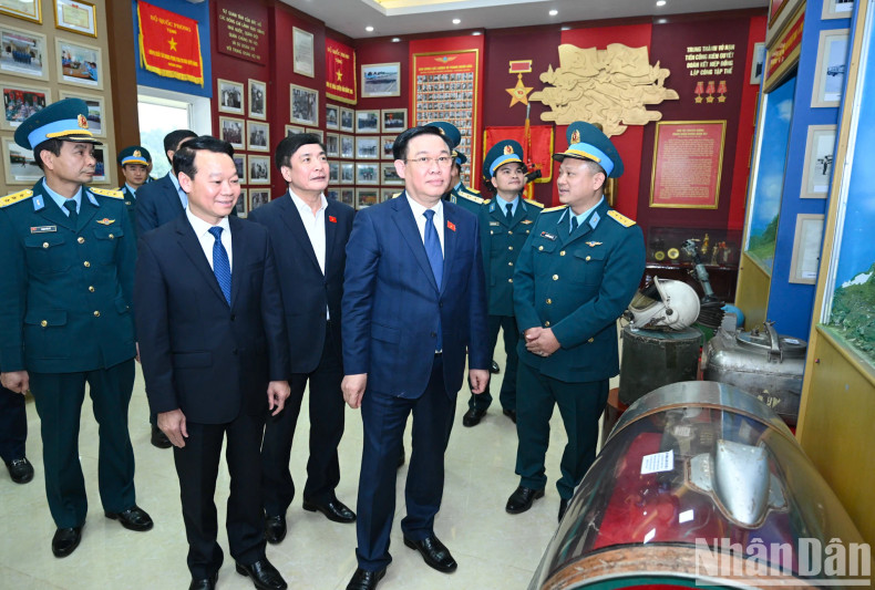 国会主席王廷惠参观921号空军团的传统陈列室。 国会主席王廷惠参观921号空军团的传统陈列室。