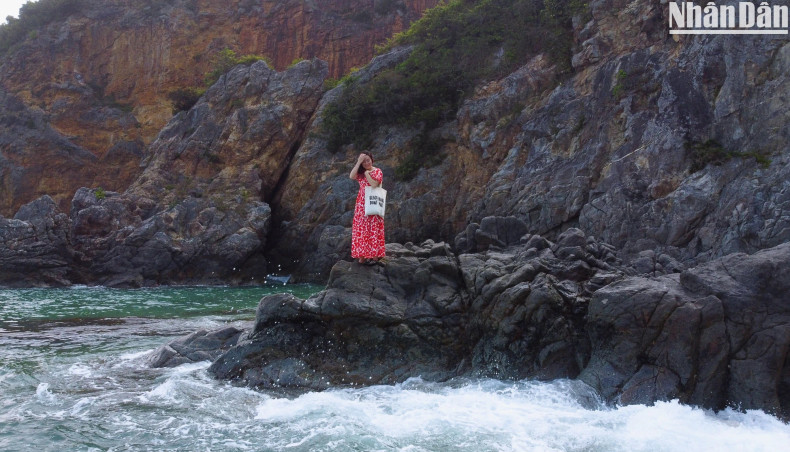 很多游客选择在长达近2公里的海滩上漫步,观赏美丽风景,拍照留念。 很多游客选择在长达近2公里的海滩上漫步,观赏美丽风景,拍照留念。