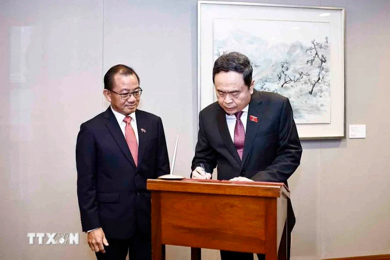 越南国会主席陈青敏造访新加坡国会总部并在纪念簿上留言。