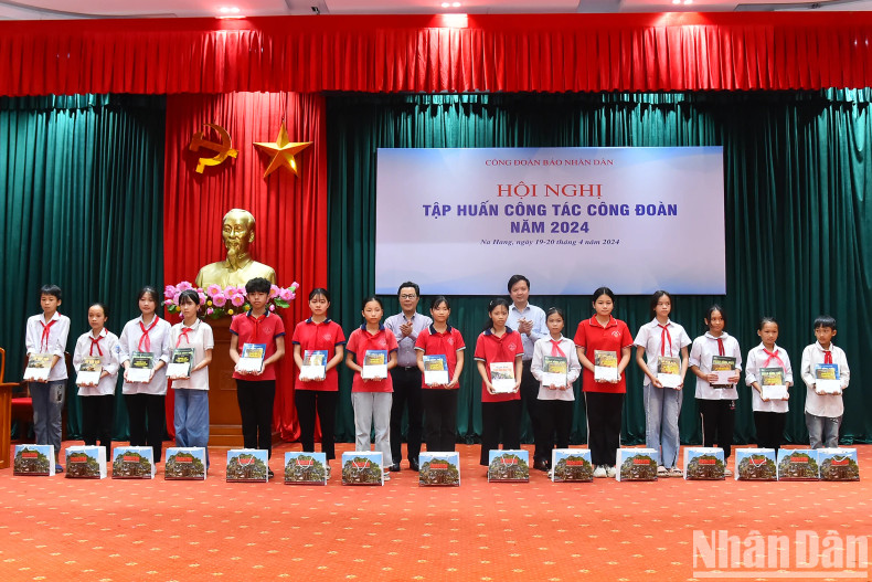 《人民报》常委会委员、党委宣教部部长、《人民周末报》部主任武梅黄和《人民报》社工会副主席谢光勇向纳杭县奋发向上的贫困优秀学生赠送礼物。 《人民报》常委会委员、党委宣教部部长、《人民周末报》部主任武梅黄和《人民报》社工会副主席谢光勇向纳杭县奋发向上的贫困优秀学生赠送礼物。