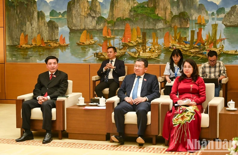 越方代表团成员出席会见。