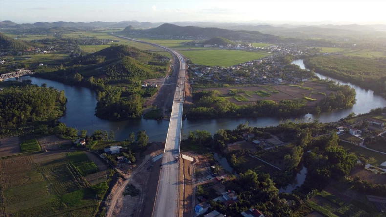 高空俯瞰义山-演州高速公路义安省黄梅乡路段的施工景象。（图自 越通社《越南画报》）