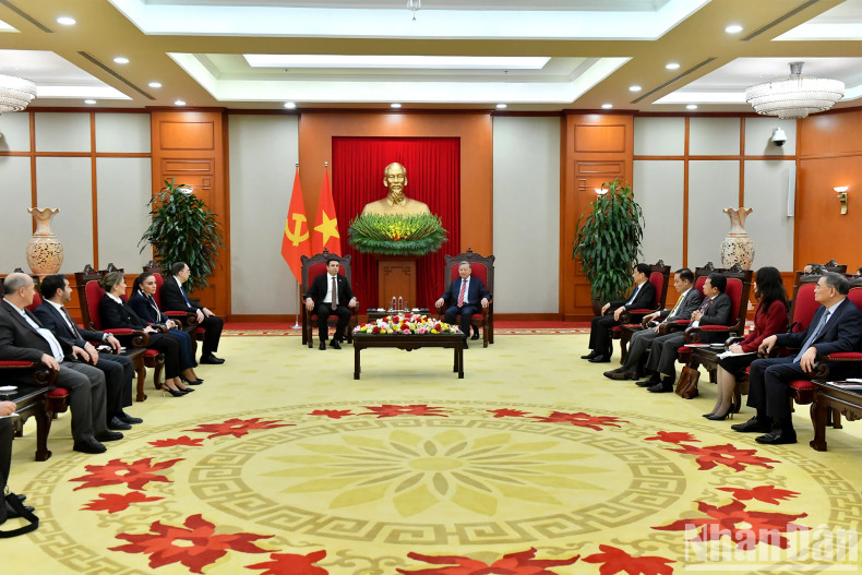 越共中央总书记苏林在党中央总部会见亚美尼亚共和国议会议长阿伦·西蒙扬。 越共中央总书记苏林在党中央总部会见亚美尼亚共和国议会议长阿伦·西蒙扬。