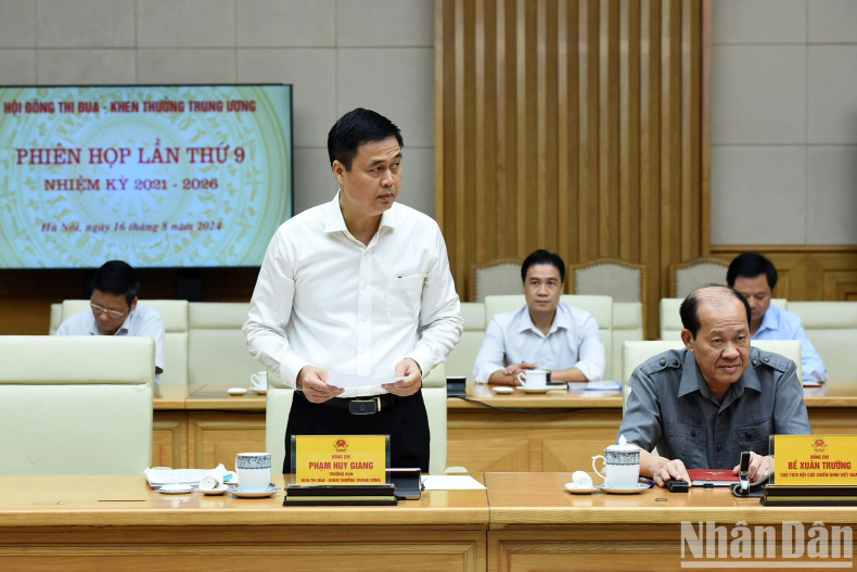 与会代表发表讲话。