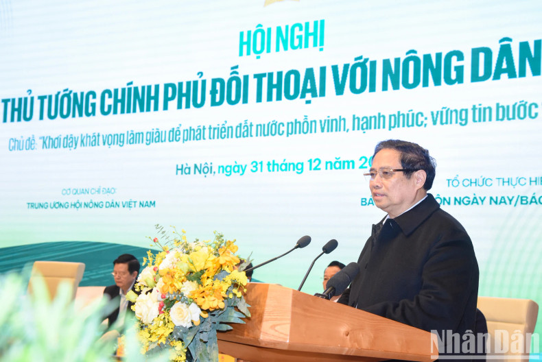 范明正总理在会上发表讲话。