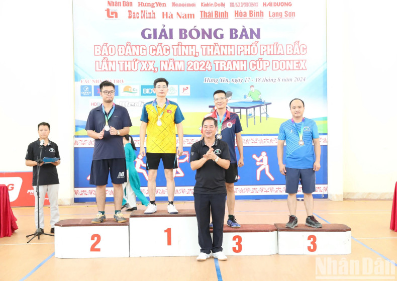 《太原报》记者黄英获得50岁以下领导男子单打第一名。 《太原报》记者黄英获得50岁以下领导男子单打第一名。