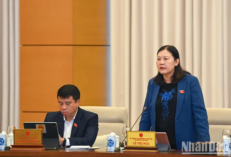 国会司法委员会主任黎氏娥在会上发表讲话。