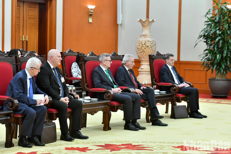 保加利亚方代表团成员。