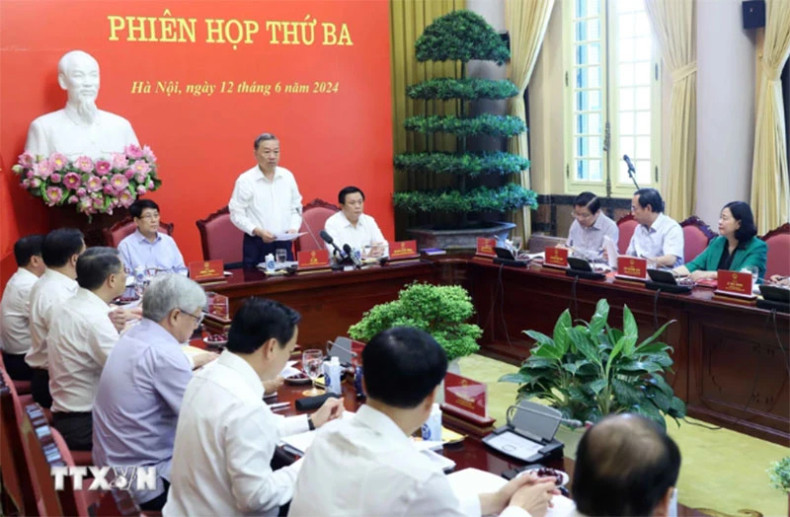 越共中央政治局委员、国家主席苏林,越共中央政治局委员、书记处常务书记梁强,越共中央政治局委员、胡志明国家政治学院院长、中央理论委员会主席阮春胜等主持会议。(图片来源:越通社) 越共中央政治局委员、国家主席苏林,越共中央政治局委员、书记处常务书记梁强,越共中央政治局委员、胡志明国家政治学院院长、中央理论委员会主席阮春胜等主持会议。(图片来源:越通社)