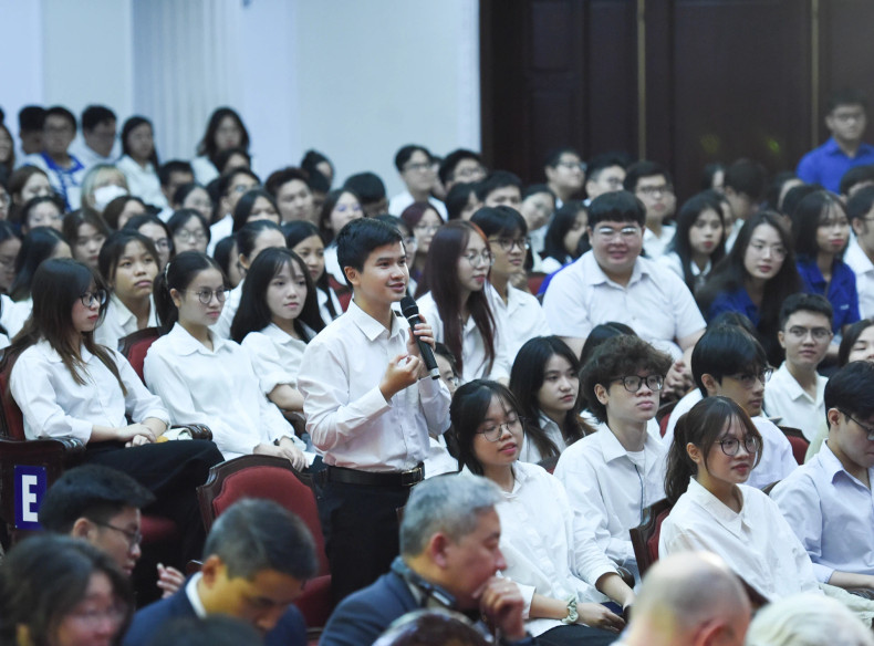 越南大学生代表向世界经济论坛创始人兼执行主席克劳斯·施瓦布教授提问。 越南大学生代表向世界经济论坛创始人兼执行主席克劳斯·施瓦布教授提问。