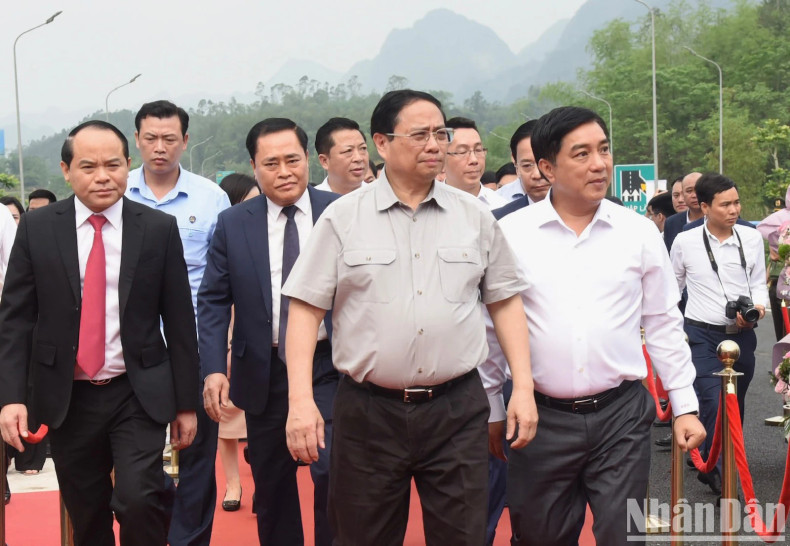 范明正总理和各位代表出席开工仪式。