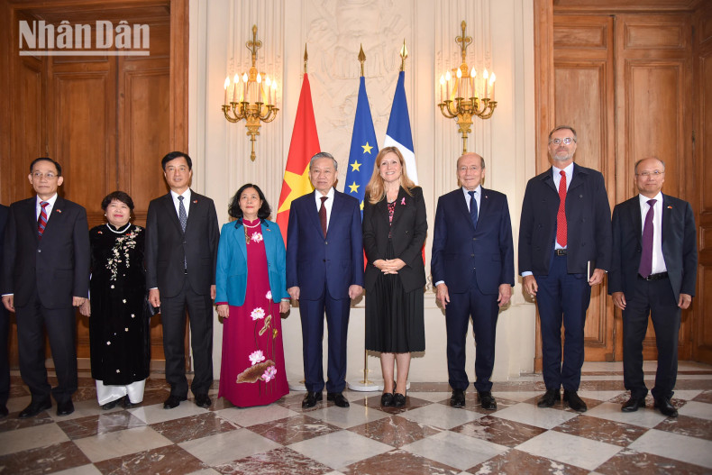 法国国民议会议长娅埃尔·布朗·皮韦和越共中央总书记、国家主席苏林同各位代表合影。 法国国民议会议长娅埃尔·布朗·皮韦和越共中央总书记、国家主席苏林同各位代表合影。